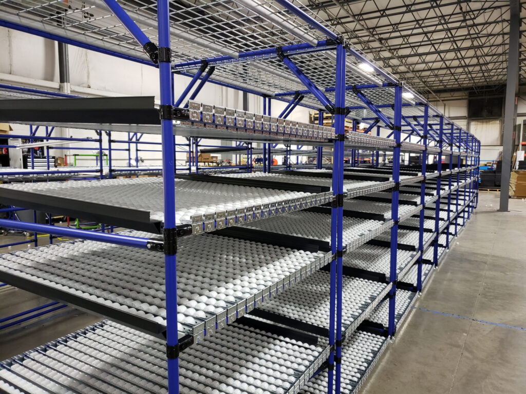 flow-rack-dinamico-estantes-picking-supermercado-sistema-lean-de-tubos-y-conectores-rackart